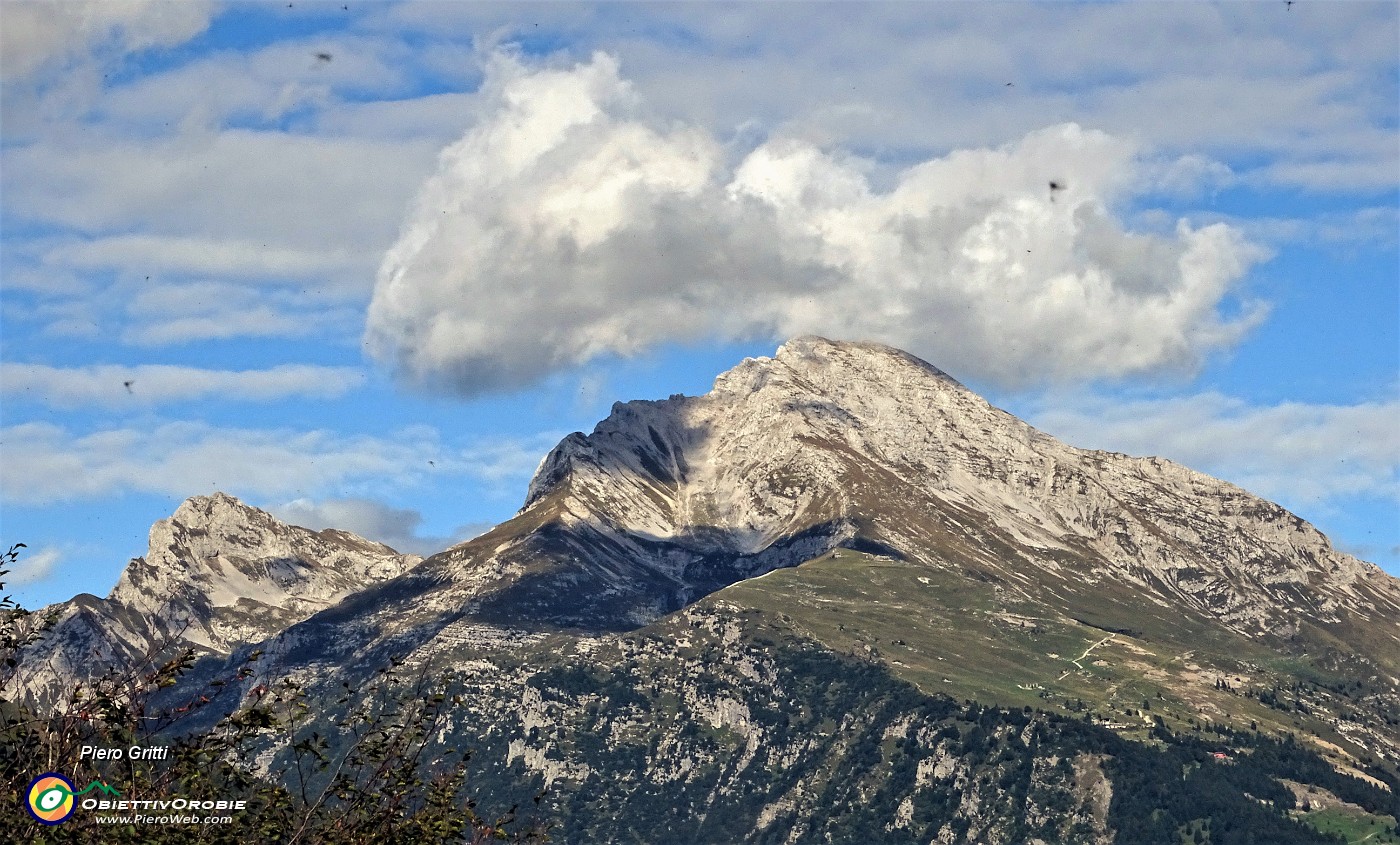 23 Zoom sul Pizzo Arera e la Corna Piana (a sx).JPG -                                